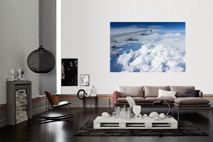 Die Fototapete Über den Wolken 2 als Wandbild im Wohnzimmer. Die Vlies-Fototapete Über den Wolken 2 verschönert als Wandbild Deine Wand.