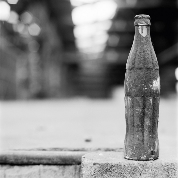 Die Fototapete Coke Flasche, schwarz-weiß, eine Vlies-Fototapete bei Livingwalls Cologne online kaufen. Die Fototapete Coke Flasche, schwarz-weiß ist eine Fototapete auf Maß.