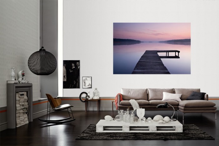 Die Fototapete See mit Steg im Morgengrauen als Wandbild im Wohnzimmer. Die Vlies-Fototapete See mit Steg im Morgengrauen verschönert als Wandbild Deine Wand.