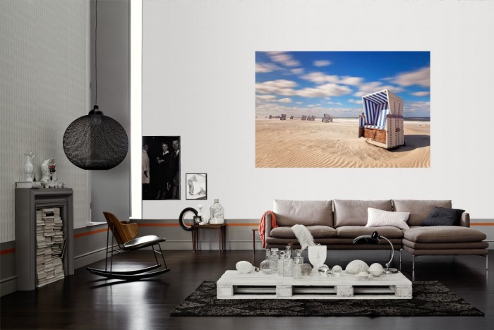 Die Fototapete Strand und Strandkörbe von Sylt als Wandbild im Wohnzimmer. Die Vlies-Fototapete Strand und Strandkörbe von Sylt verschönert als Wandbild Deine Wand.