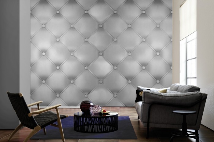 Im Wohnzimmer die Design-Fototapete 3D-Effekt mit grauem Polster auf einer großen Wand tapeziert. Die Design-Fototapete 3D-Effekt mit grauem Polster ist als Vlies-Fototapete im Wohnzimmer leicht zu tapezieren.