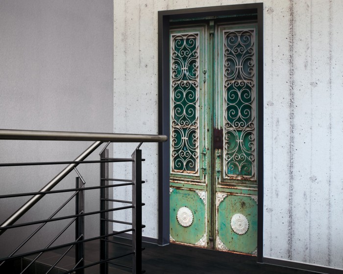 Ein Foto von der selbstklebenden Türtapete Alte Tür aus Paris tapeziert auf einer Tür. Bestelle Deine Türtapete online.