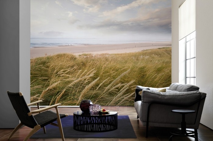 Im Wohnzimmer die Fototapete Sylt, Strand und Dünen auf einer großen Wand tapeziert. Die Fototapete Sylt, Strand und Dünen ist als Vlies-Fototapete im Wohnzimmer leicht zu tapezieren.