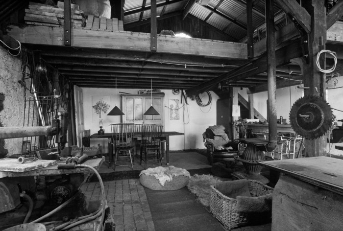 Die Fototapete Wohnen im Bauernhaus, schwarz-weiß, eine Vlies-Fototapete bei Livingwalls Cologne online kaufen. Die Fototapete Wohnen im Bauernhaus, schwarz-weiß ist eine Fototapete auf Maß.