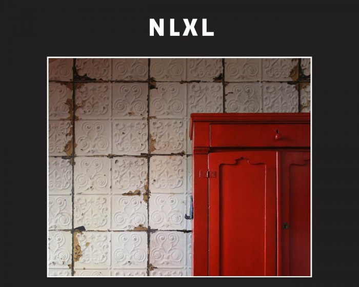 Die NLXL Tapete TIN-02 Brooklyn Tins von Merci tapeziert an einer Wand.