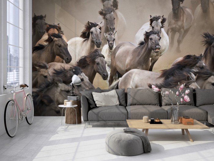 Die Fototapete Pferde Herde im Galopp auf einer großen Wand im Loft tapeziert. Die Fototapete Pferde Herde im Galopp wird individuell auf Deine Wand angepasst.