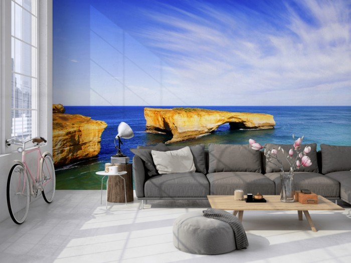 Die Fototapete Meer in Australien, London Bridge auf einer großen Wand im Loft tapeziert. Die Fototapete Meer in Australien, London Bridge wird individuell auf Deine Wand angepasst.