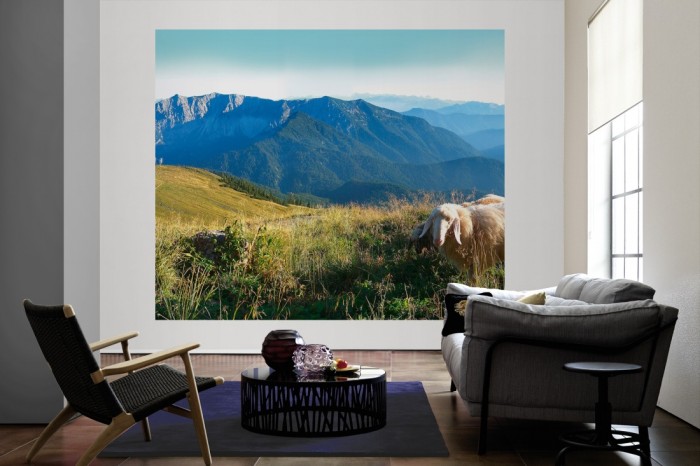 Die Fototapete Bergpanorama in den Alpen als große Bildtapete im Wohnzimmer. Als Bildtapete ist die Fototapete Bergpanorama in den Alpen ein besonderes Highlight auf Vliestapete.