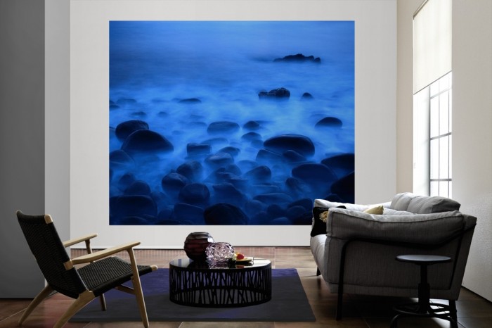 Die Fototapete Meeresküste mit Steinen im Nebel als große Bildtapete im Wohnzimmer. Als Bildtapete ist die Fototapete Meeresküste mit Steinen im Nebel ein besonderes Highlight auf Vliestapete.