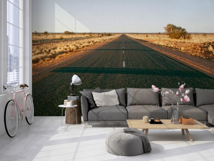 Die Fototapete Strasse durch Australiens Wüste auf einer großen Wand im Loft tapeziert. Die Fototapete Strasse durch Australiens Wüste wird individuell auf Deine Wand angepasst.
