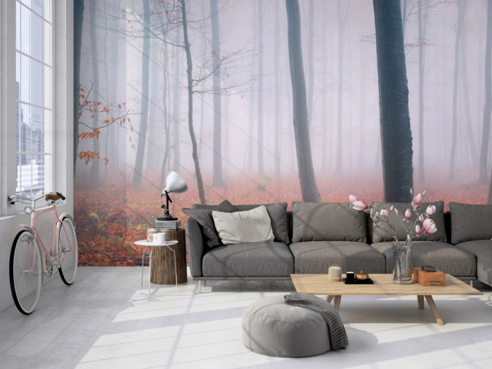 Die Fototapete Wald im Herbstnebel auf einer großen Wand im Loft tapeziert. Die Fototapete Wald im Herbstnebel wird individuell auf Deine Wand angepasst.