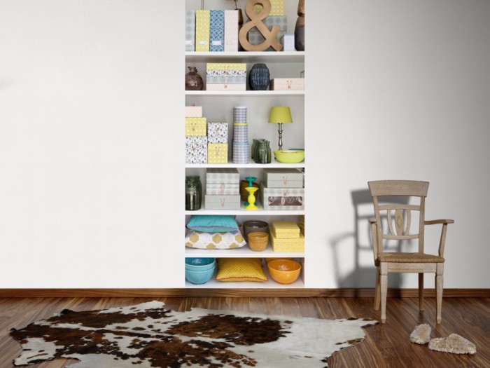 Ein Foto von dem 3D-Fotopanel Regal mit bunten Gegenständen tapeziert an der Wand. Bestelle Deine Bildtapete online.