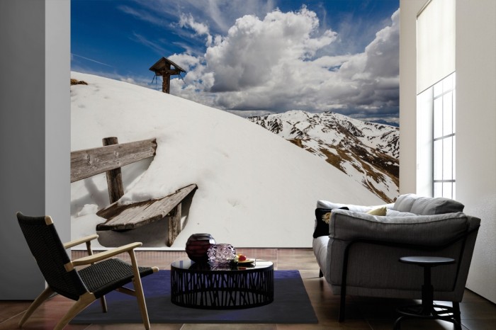 Im Wohnzimmer die Fototapete Berge im Schnee, Alpen auf einer großen Wand tapeziert. Die Fototapete Berge im Schnee, Alpen ist als Vlies-Fototapete im Wohnzimmer leicht zu tapezieren.