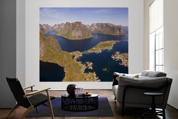 Die Fototapete Norwegen Insel Moskenesøy, Lofoten als große Bildtapete im Wohnzimmer. Als Bildtapete ist die Fototapete Norwegen Insel Moskenesøy, Lofoten ein besonderes Highlight auf Vliestapete.