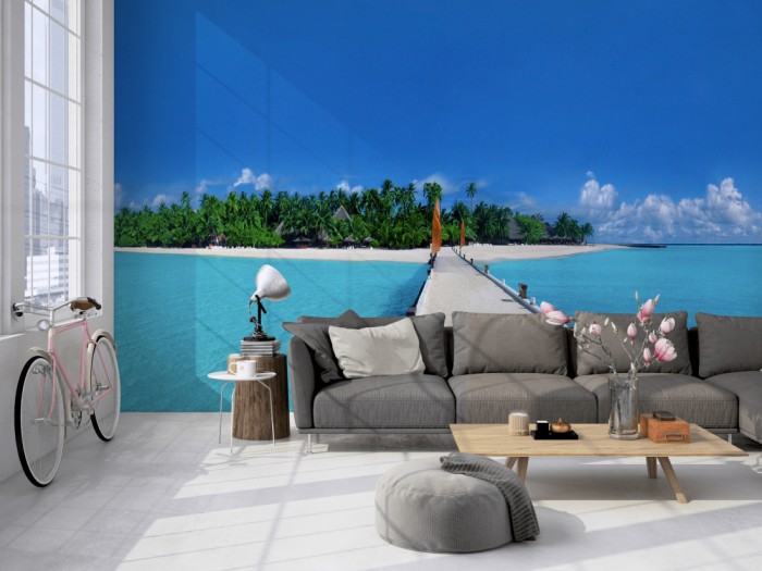 Die Fototapete Brücke zur Insel der Malediven auf einer großen Wand im Loft tapeziert. Die Fototapete Brücke zur Insel der Malediven wird individuell auf Deine Wand angepasst.