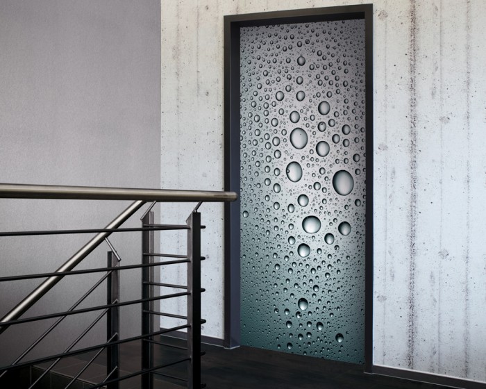 Ein Foto von der selbstklebenden Türtapete Tautropfen tapeziert auf einer Tür. Bestelle Deine Türtapete online.
