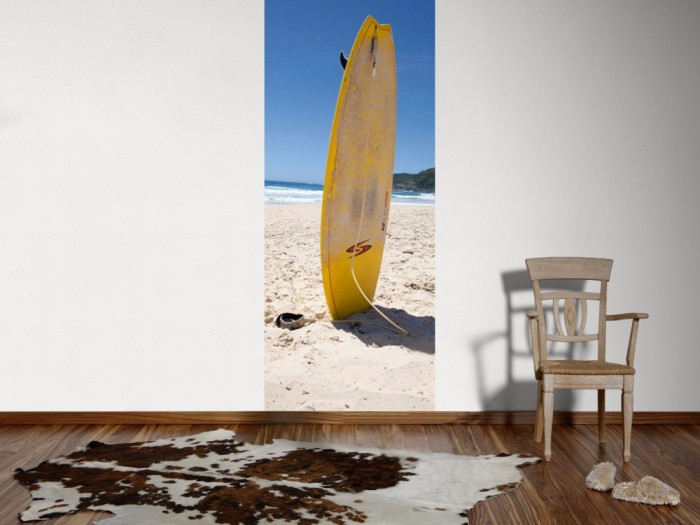 Ein Foto von dem 3D-Fotopanel Surfbrett am Strand von Hawaii tapeziert an der Wand. Bestelle Deine Bildtapete online.