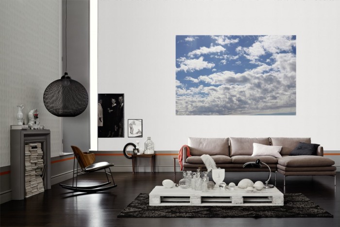 Die Fototapete Wolkenhimmel bei Sonnenschein als Wandbild im Wohnzimmer. Die Vlies-Fototapete Wolkenhimmel bei Sonnenschein verschönert als Wandbild Deine Wand.