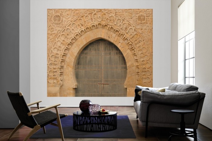Die Fototapete Tor im Orient als große Bildtapete im Wohnzimmer. Als Bildtapete ist die Fototapete Tor im Orient ein besonderes Highlight auf Vliestapete.