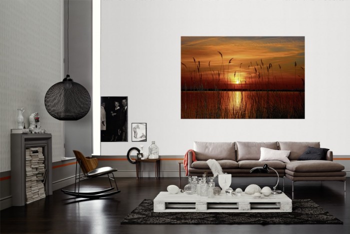 Die Fototapete Seeufer im Sonnenuntergang als Wandbild im Wohnzimmer. Die Vlies-Fototapete Seeufer im Sonnenuntergang verschönert als Wandbild Deine Wand.
