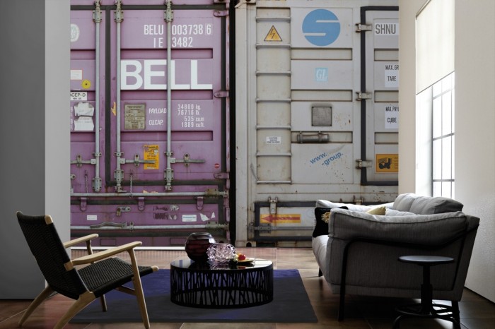 Im Wohnzimmer die Fototapete Metall Wand, Container auf einer großen Wand tapeziert. Die Fototapete Metall Wand, Container ist als Vlies-Fototapete im Wohnzimmer leicht zu tapezieren.