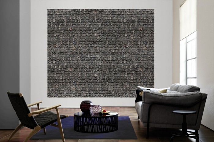 Die Fototapete Buchstaben im Buchdruck als große Bildtapete im Wohnzimmer. Als Bildtapete ist die Fototapete Buchstaben im Buchdruck ein besonderes Highlight auf Vliestapete.