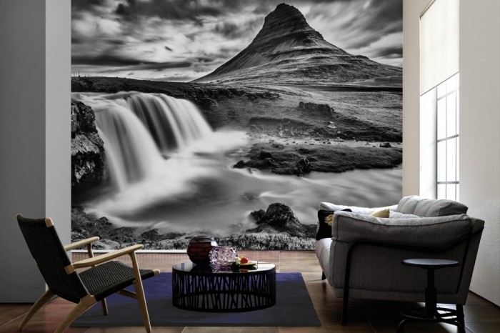 Im Wohnzimmer die Fototapete Wasserfall in Island, Kirkjufellsfoss, schwarz-weiß auf einer großen Wand tapeziert. Die Fototapete Wasserfall in Island, Kirkjufellsfoss, schwarz-weiß ist als Vlies-Fototapete im Wohnzimmer leicht zu tapezieren.