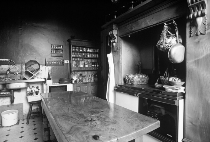 Die Fototapete Alte Küche, schwarz-weiß, eine Vlies-Fototapete bei Livingwalls Cologne online kaufen. Die Fototapete Alte Küche, schwarz-weiß ist eine Fototapete auf Maß.