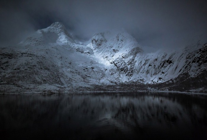 Die Fototapete Berge der Lofoten bei Nacht, Norwegen, eine Vlies-Fototapete bei Livingwalls Cologne online kaufen. Die Fototapete Berge der Lofoten bei Nacht, Norwegen ist eine Fototapete auf Maß.