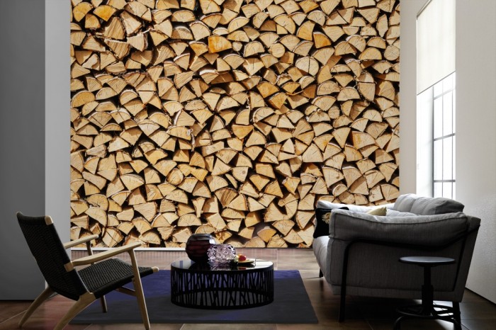 Im Wohnzimmer die Fototapete Holz Wand, Kaminholz auf einer großen Wand tapeziert. Die Fototapete Holz Wand, Kaminholz ist als Vlies-Fototapete im Wohnzimmer leicht zu tapezieren.