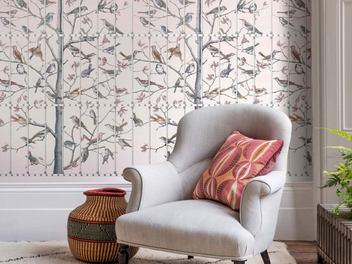 Die Fornasetti Tapete 114/11022 Uccelli auf einer Wand tapeziert
