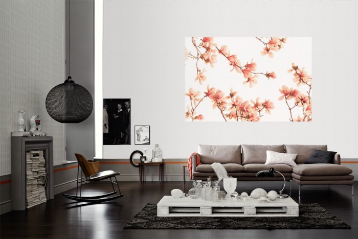 Die Fototapete Magnolie Äste in Rosa als Wandbild im Wohnzimmer. Die Vlies-Fototapete Magnolie Äste in Rosa verschönert als Wandbild Deine Wand.