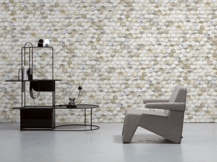 Raumfoto der Muscheltapete NLXL MRV-14 Beehive Wallpaper von Mr & Mrs Vintage