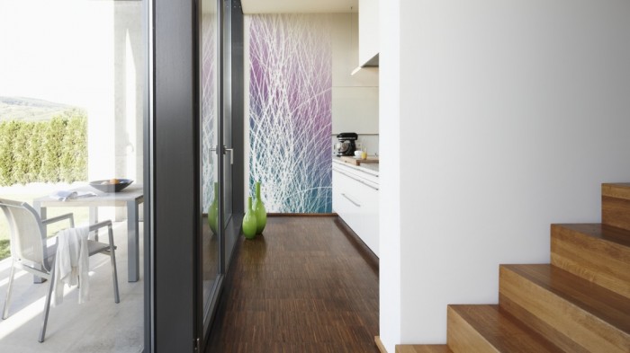 Ein Foto von dem Design-Fotopanel Feine Linien Weiß auf Lila, Artwork tapeziert in der Küche. Bestelle Deine Bildtapete online.