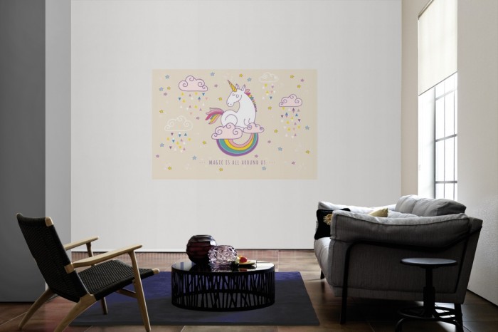 Die Fototapete Einhorn auf rosa Wolken als Wandbild im Wohnzimmer. Die Vlies-Fototapete Einhorn auf rosa Wolken verschönert als Wandbild Deine Wand.