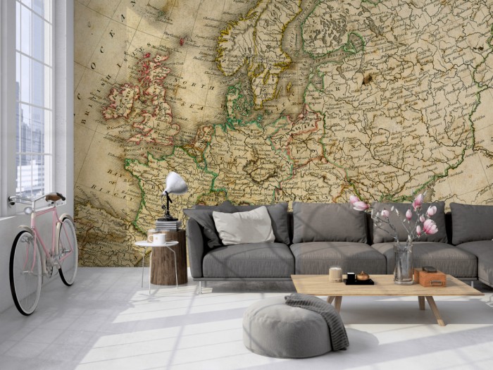 Die Fototapete Landkarte Europa Vintage auf einer großen Wand im Loft tapeziert. Die Fototapete Landkarte Europa Vintage wird individuell auf Deine Wand angepasst.