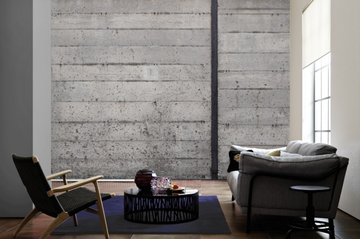 Im Wohnzimmer die Fototapete Beton Wand, Betonplanken auf einer großen Wand tapeziert. Die Fototapete Beton Wand, Betonplanken ist als Vlies-Fototapete im Wohnzimmer leicht zu tapezieren.