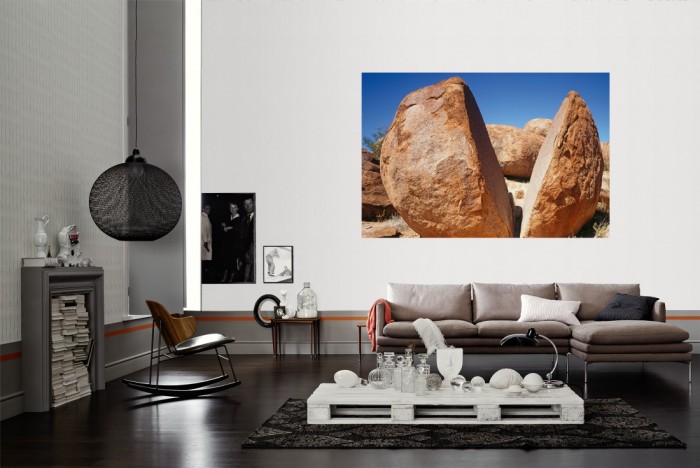 Die Fototapete Australien, Devils Marbles als Wandbild im Wohnzimmer. Die Vlies-Fototapete Australien, Devils Marbles verschönert als Wandbild Deine Wand.