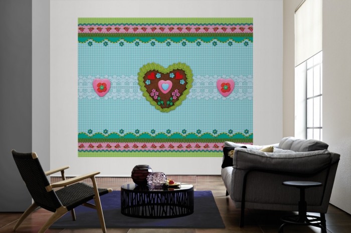 Die Design-Fototapete Lebkuchenherz Be Happy, Nostalgie als große Bildtapete im Wohnzimmer. Als Bildtapete ist die Design-Fototapete Lebkuchenherz Be Happy, Nostalgie ein besonderes Highlight auf Vliestapete.