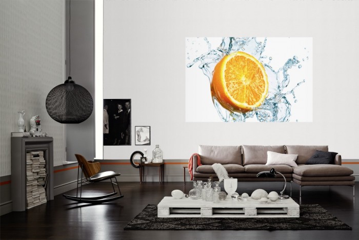 Die Fototapete Orange mit Wasserspritzer als Wandbild im Wohnzimmer. Die Vlies-Fototapete Orange mit Wasserspritzer verschönert als Wandbild Deine Wand.