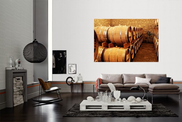 Die Fototapete Weinkeller mit Fässern als Wandbild im Wohnzimmer. Die Vlies-Fototapete Weinkeller mit Fässern verschönert als Wandbild Deine Wand.
