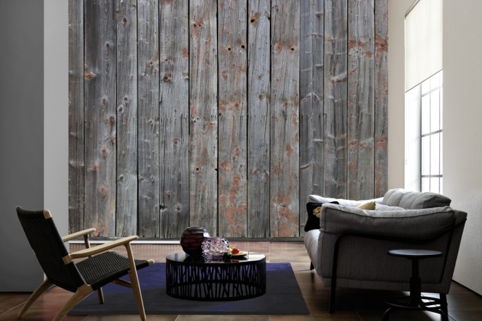 Im Wohnzimmer die Fototapete Holz Wand, blau-graue Holzbretter auf einer großen Wand tapeziert. Die Fototapete Holz Wand, blau-graue Holzbretter ist als Vlies-Fototapete im Wohnzimmer leicht zu tapezieren.