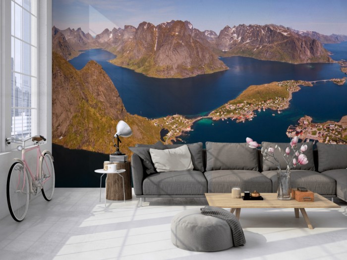 Die Fototapete Norwegen Insel Moskenesøy, Lofoten auf einer großen Wand im Loft tapeziert. Die Fototapete Norwegen Insel Moskenesøy, Lofoten wird individuell auf Deine Wand angepasst.