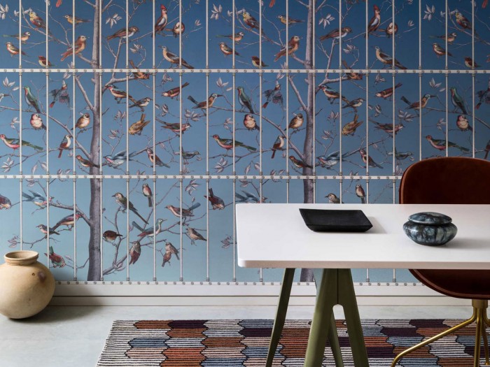 Die Fornasetti Tapete 114/11023 Uccelli auf einer Wand tapeziert