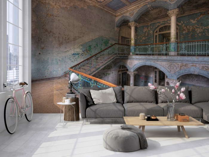 Die Fototapete Vintage Villa Aufgang in der Halle, Lost Places auf einer großen Wand im Loft tapeziert. Die Fototapete Vintage Villa Aufgang in der Halle, Lost Places wird individuell auf Deine Wand angepasst.