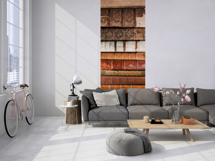Das 3D-Fotopanel Alte Bücher, Buchrücken tapeziert in einem Loft. Bestelle die Bildtapete für Deine Wand online.