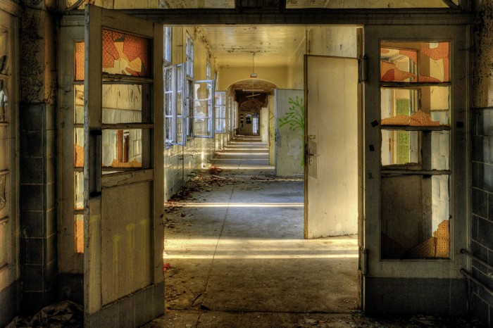 Die Fototapete Vintage Villa Flur, Lost Places, eine Vlies-Fototapete bei Livingwalls Cologne online kaufen. Die Fototapete Vintage Villa Flur, Lost Places ist eine Fototapete auf Maß.