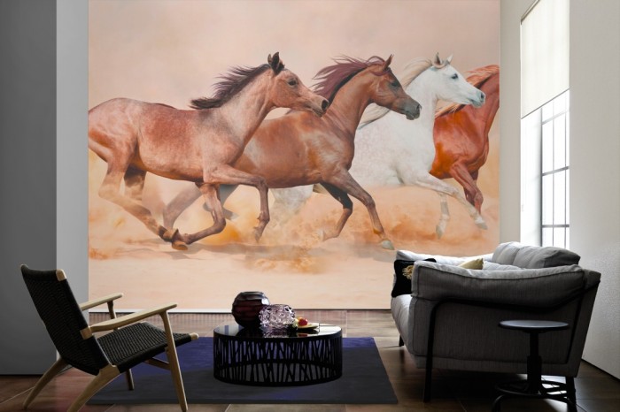 Im Wohnzimmer die Fototapete Pferde im Galopp auf einer großen Wand tapeziert. Die Fototapete Pferde im Galopp ist als Vlies-Fototapete im Wohnzimmer leicht zu tapezieren.
