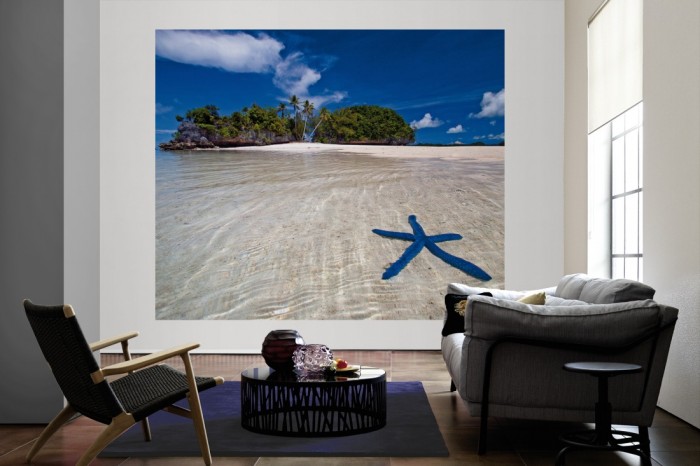 Die Fototapete Strand der Malediven mit Seestern als große Bildtapete im Wohnzimmer. Als Bildtapete ist die Fototapete Strand der Malediven mit Seestern ein besonderes Highlight auf Vliestapete.