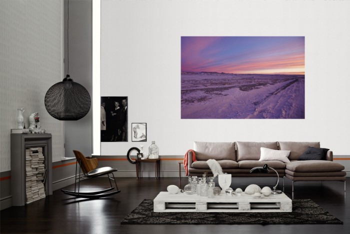 Die Fototapete Schneelandschaft bei Sonnenuntergang als Wandbild im Wohnzimmer. Die Vlies-Fototapete Schneelandschaft bei Sonnenuntergang verschönert als Wandbild Deine Wand.
